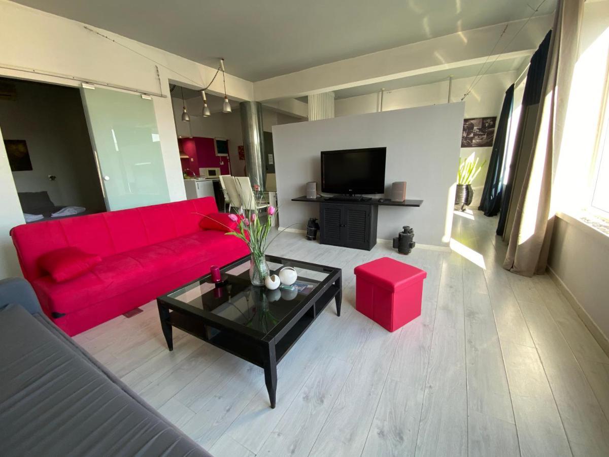 Red Grey Loft Apartment Athena Bagian luar foto