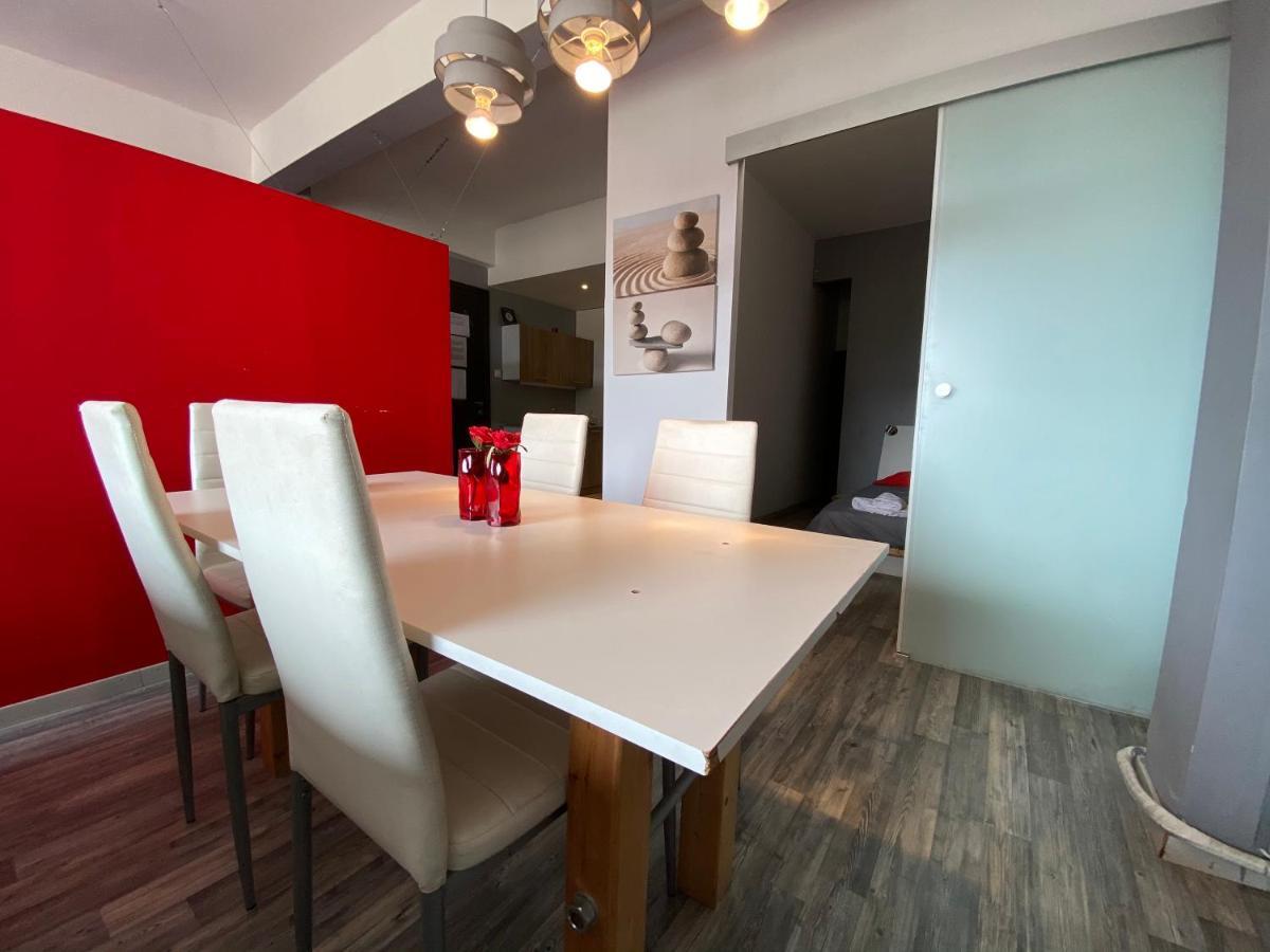 Red Grey Loft Apartment Athena Bagian luar foto