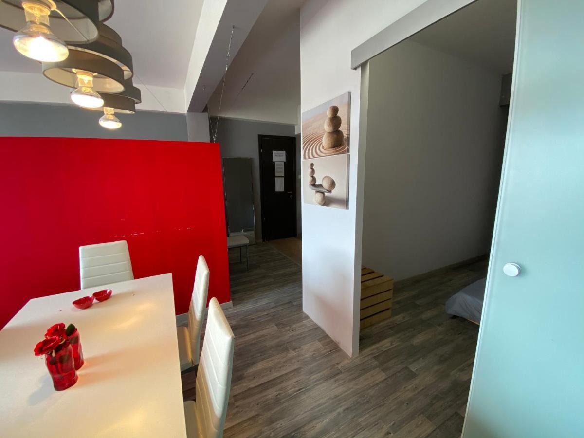 Red Grey Loft Apartment Athena Bagian luar foto